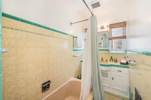 Ένα μπάνιο στο The Library Suite - The Marlowe Boutique Hotel