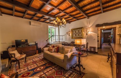 ein Wohnzimmer mit Sofa und Fernseher in der Unterkunft Casa das Naves de Sto António in Alcafozes
