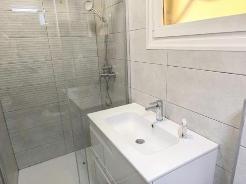 een badkamer met een wastafel en een douche bij Duplex Paradise Parque Tropical 1 Los Cristianos in Los Cristianos