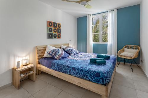 En eller flere senge i et værelse på Sandy beach apartment, 2 bdr right on the beach!