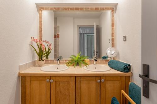 Billede fra billedgalleriet på Sandy beach apartment, 2 bdr right on the beach! i Orient Bay