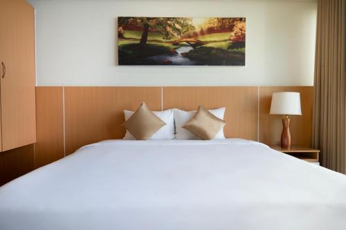 a bedroom with a bed and a painting on the wall at Conson Hotel in Con Dao