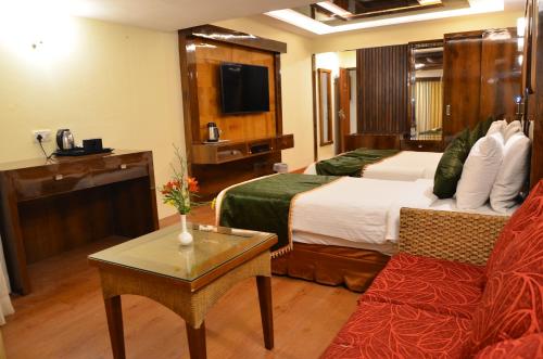 TV a/nebo společenská místnost v ubytování Benzz Park Family Resort Kodaikanal
