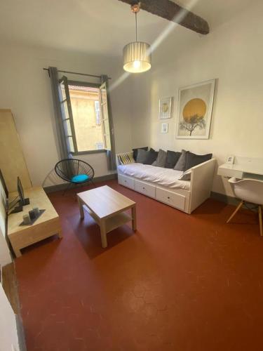 un salon avec un canapé et une table dans l'établissement Magnifique 2p au coeur du vieux Nice, à Nice