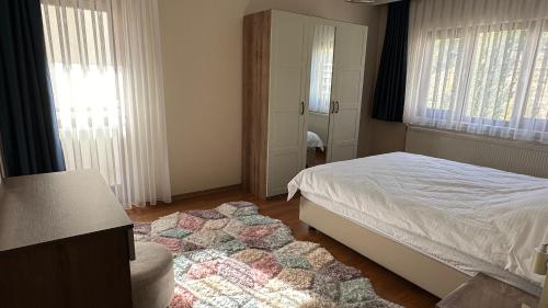 Giường trong phòng chung tại Corner Luxury Suit