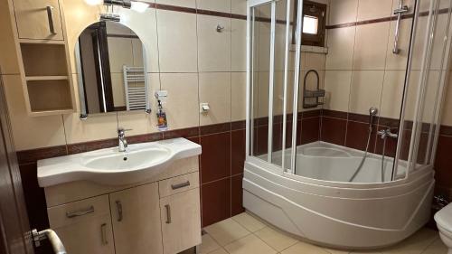 Phòng tắm tại Corner Luxury Suit