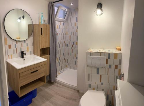 une salle de bain avec un lavabo, des toilettes et une douche dans l'établissement Appartement 4 personnes- 2 chambres face à l océan saint hilaire de riez, à Saint-Hilaire-de-Riez