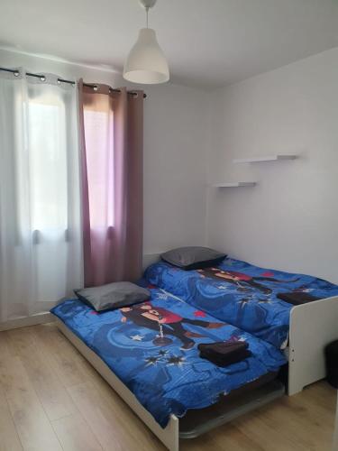 une chambre avec deux lits jumeaux et une fenêtre dans l'établissement Villa Angoulême, à Saint-Yrieix-sur-Charente