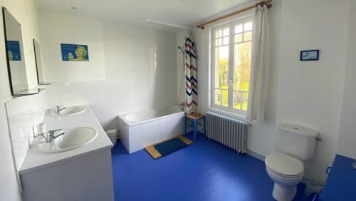 Kúpeľňa v ubytovaní CARANTEC FAMILY HOME WITH GARDEN 6 persons