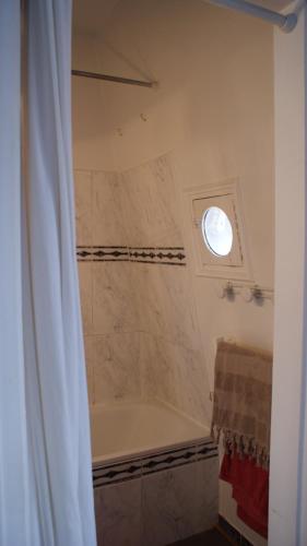 une salle de bain avec douche et fenêtre dans l'établissement Calme et charmant appartement près de Paris et Versailles, à Le Vésinet
