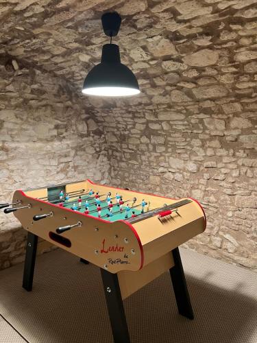 - une table avec un échiquier dans une pièce dans l'établissement Maison de ville - idéal déplacements et familles - 35 min Paris - Versailles - Giverny, à Maule