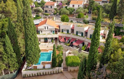 una vista aerea di una casa con piscina di Pet Friendly Home In Supetar With House Sea View a Supetar (San Pietro di Brazza)