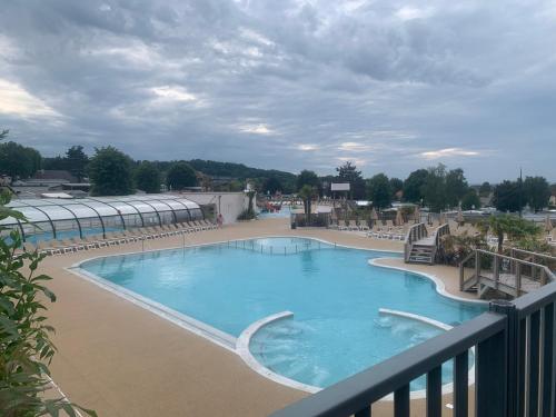 une grande piscine sur le balcon d'un complexe dans l'établissement Mobil home Premium, à Houlgate