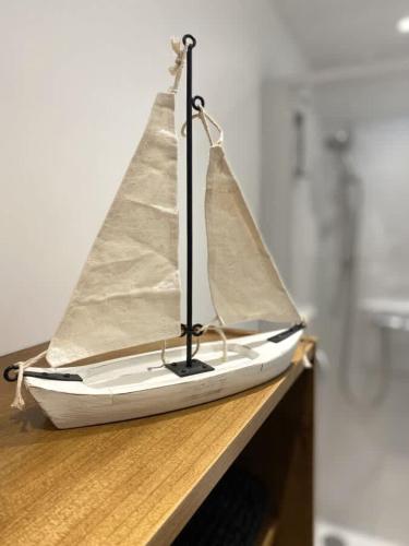 un bateau jouet posé sur une étagère en bois dans l'établissement Locquenole house with sea view, à Locquénolé