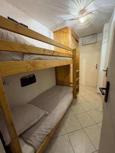 - 2 lits superposés dans une chambre avec plafond dans l'établissement Studio 4 personnes rénové La Rosière, à La Rosière