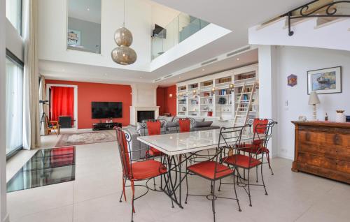 un salon avec une table et des chaises dans l'établissement Nice Home In Les Adrets-De-L'estérel, à Les Adrets-de-l'Estérel