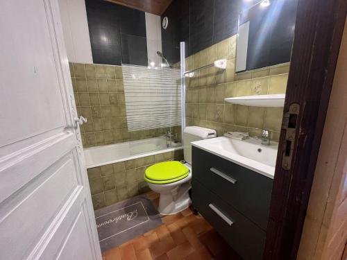 La salle de bains est pourvue de toilettes jaunes et d'un lavabo. dans l'établissement Charmant Studio à Châtel - Balcon Sud, Parking, Proche Centre Aquatique - 2 à 4 Personnes - FR-1-198-167, à Châtel