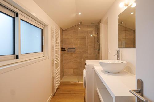 une salle de bain avec un lavabo et une douche dans l'établissement Joli appartement rénové sur le port de pêche avec une superbe vue sur le port des Sables - 4 personnes, à Les Sables-dʼOlonne