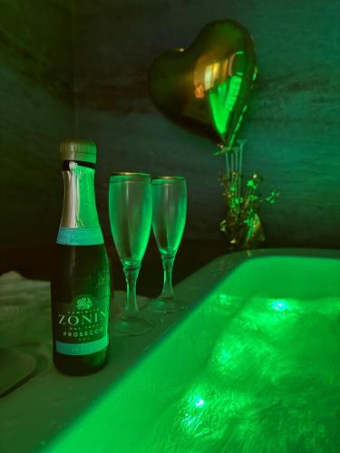 a bottle of beer and two glasses in a bath tub at Agriturismo Casale Lisalola in Sutri