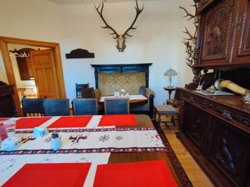 Khu vực ghế ngồi tại Unik Villa Brunnen Blick mit offenem Dachstuhl