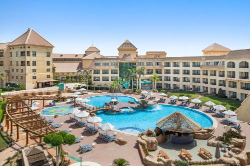 Bazén v ubytování Hilton Pyramids Golf nebo v jeho okolí