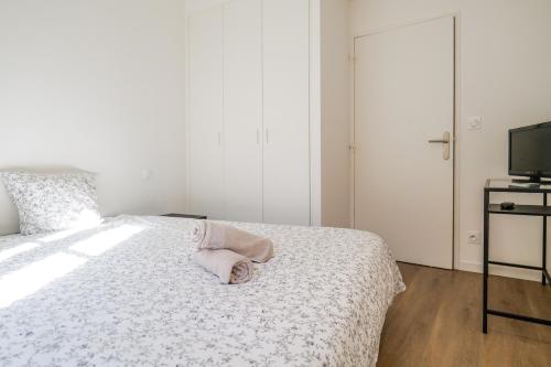 une chambre avec un lit avec une serviette dessus dans l'établissement Joli appartement rénové sur le port de pêche avec une superbe vue sur le port des Sables - 4 personnes, à Les Sables-dʼOlonne