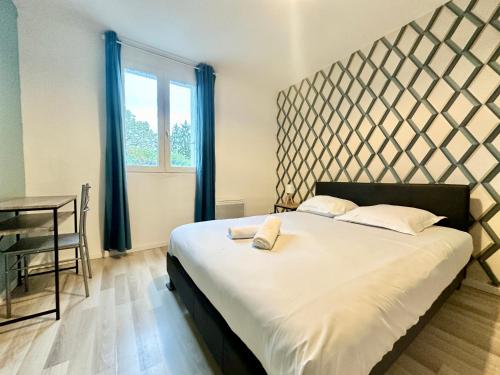 ein Schlafzimmer mit großem Bett und Fenster in der Unterkunft Le Guillaumin, convivial et zen in Limoges