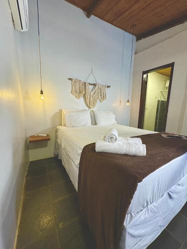 une chambre avec un lit avec des serviettes dessus dans l'établissement FLATS COMFORT- Melhor CUSTOXBENEFÍCIO na charmosa Vila de São Jorge, Goiás, à Sao Jorge