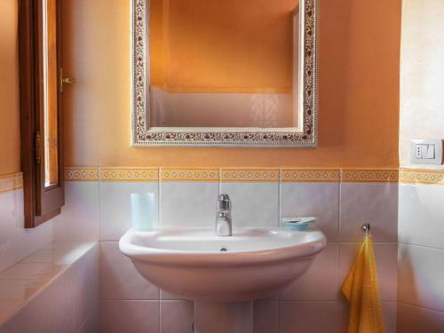 Bilik mandi di Pozzo Dei Desideri by PosarelliVillas