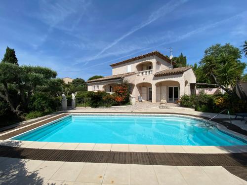 Photo de la galerie de l'établissement Villa avec piscine, internet et climatisation., à La Seyne-sur-Mer
