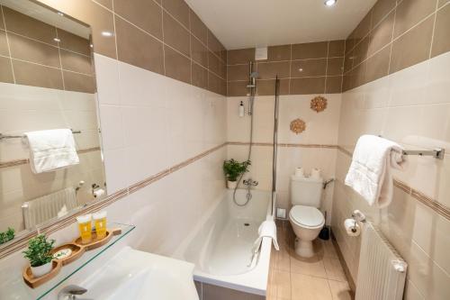 Bilik mandi di Chalet Hôtel La Sapinière