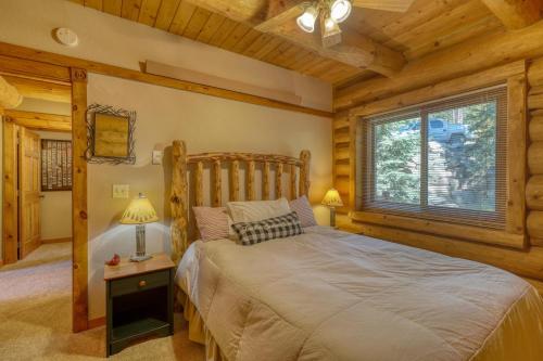 Postel nebo postele na pokoji v ubytování Deer Haven Lodge