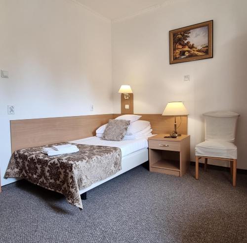 Una cama o camas en una habitación de Hotel Bończa