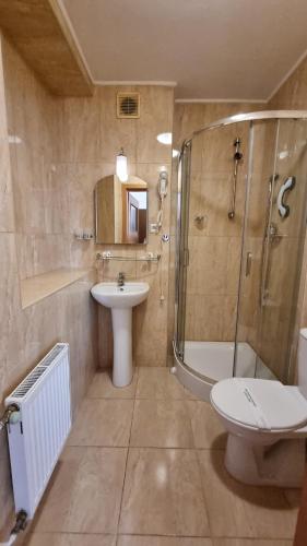 Un baño de Hotel Bończa