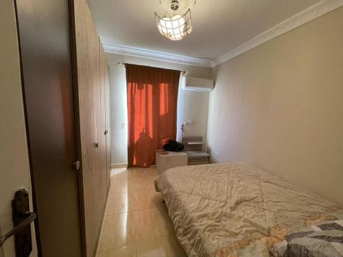 Postel nebo postele na pokoji v ubytování Apartment 2 bedroom at Rawdet zayed - El shiekh zayed