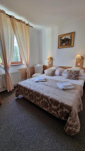 Una cama o camas en una habitación de Hotel Bończa