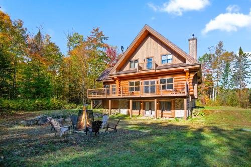 Ein Garten an der Unterkunft L'Imprevu by Tremblant Platinum