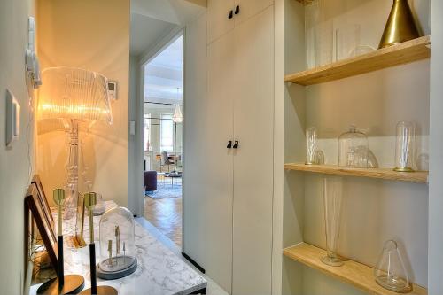 Cette chambre dispose d'une table avec une lampe et d'un couloir. dans l'établissement FAR5 - 3 chambres à deux pas de la rue d'Antibes, à Cannes