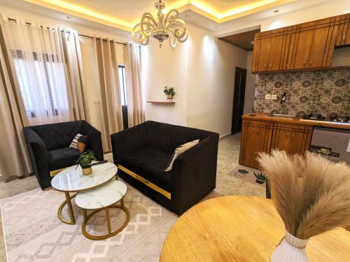 una sala de estar con un sofá y una mesa en Chambre meublée extra confort à Yaoundé, en Yaoundé