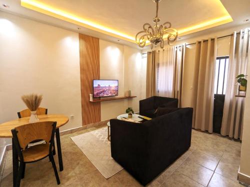 Una televisión o centro de entretenimiento en Chambre meublée extra confort à Yaoundé