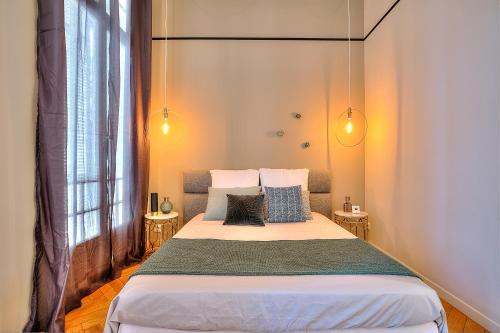 une chambre avec un grand lit avec deux oreillers dans l'établissement FAR5 - 3 chambres à deux pas de la rue d'Antibes, à Cannes