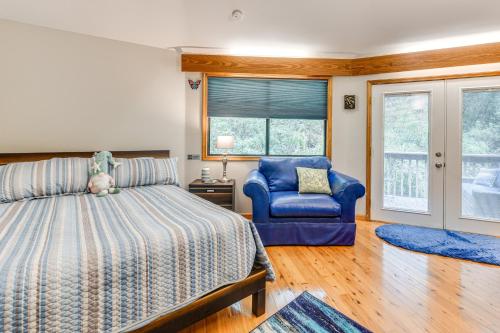 Katil atau katil-katil dalam bilik di Near Lake Gaston Unique Home with Deck and Fire Pit!