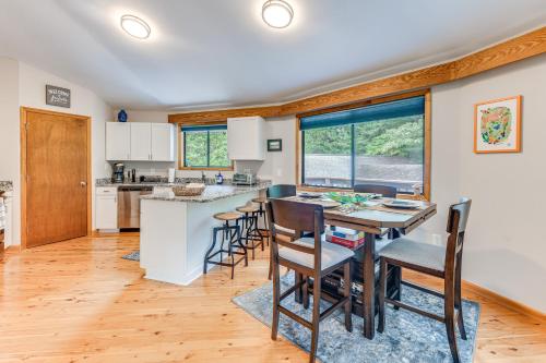 Dapur atau dapur kecil di Near Lake Gaston Unique Home with Deck and Fire Pit!