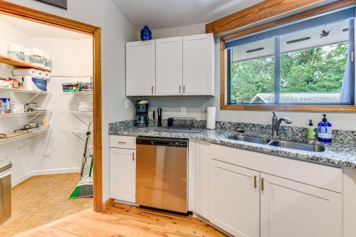 Dapur atau dapur kecil di Near Lake Gaston Unique Home with Deck and Fire Pit!