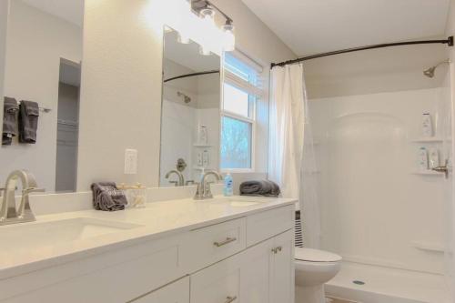 Ένα μπάνιο στο Cedar Falls Townhome - New Construction - 3 KINGS!