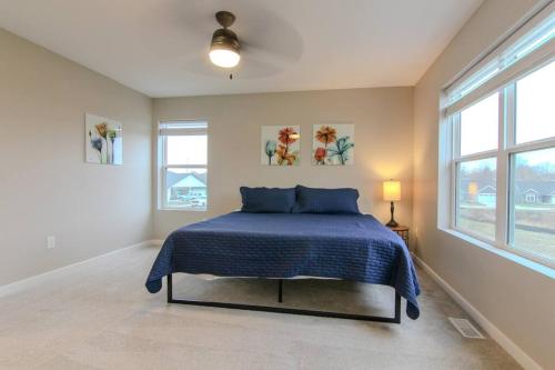 Ένα ή περισσότερα κρεβάτια σε δωμάτιο στο Cedar Falls Townhome - New Construction - 3 KINGS!
