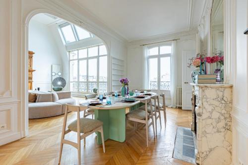 une cuisine et un salon avec une table et des chaises dans l'établissement Luxueux Appartement 4BD, Arc de Triomphe, à Neuilly-sur-Seine