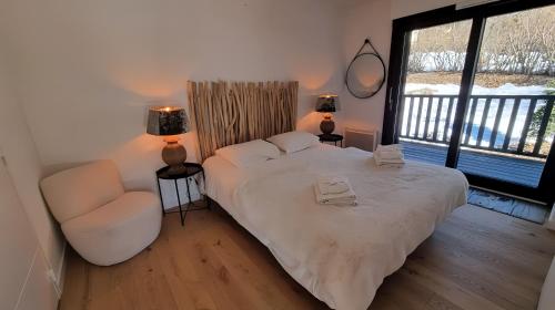 une chambre avec un lit, une chaise et une fenêtre dans l'établissement FRGK 