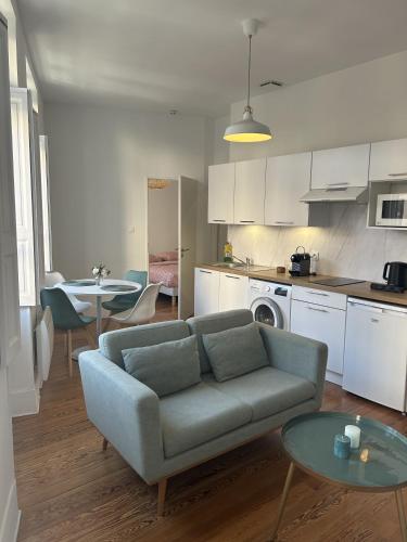 un salon avec un canapé et une table dans l'établissement Le Toulousain 202 - Appartement Cosy en Hypercentre - Quartier Jeanne d'Arc, à Toulouse