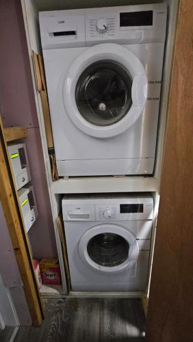 a washing machine and a dryer in a room at Beautiful Studios - Chapel Market in London